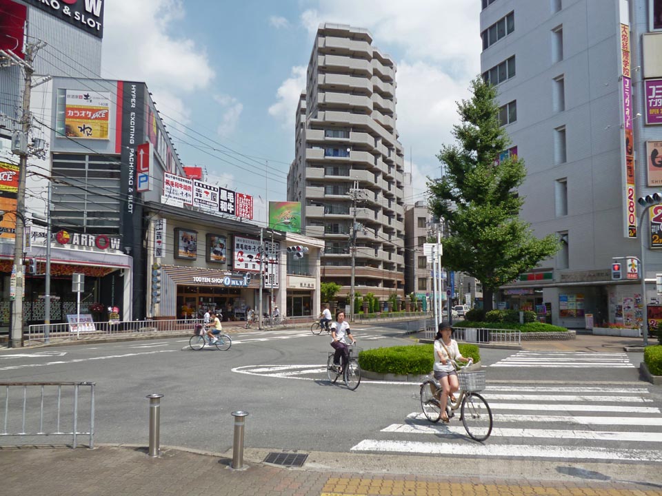 近鉄八尾駅中央口北側前