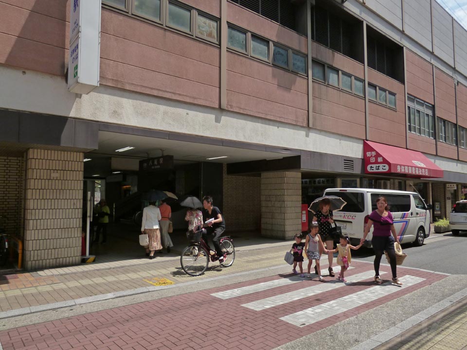 近鉄八尾駅中央口南側