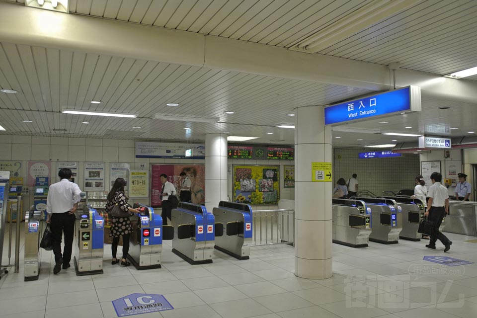 JR北新地駅西改札口