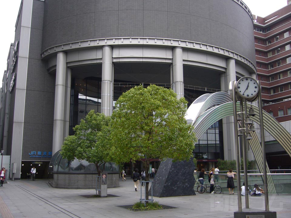 JR難波駅前