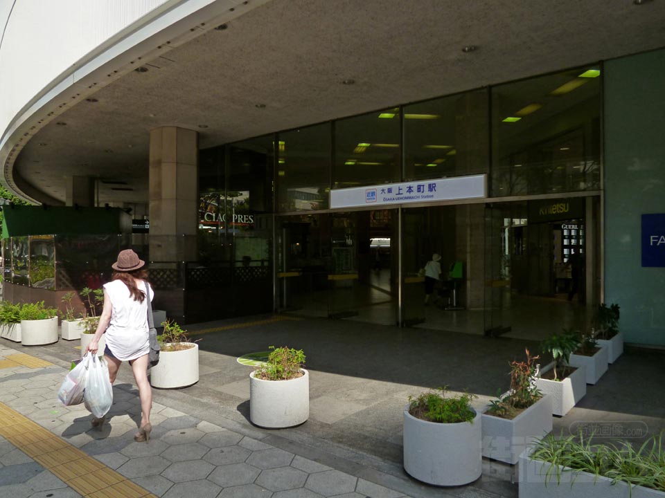 近鉄大阪上本町駅前