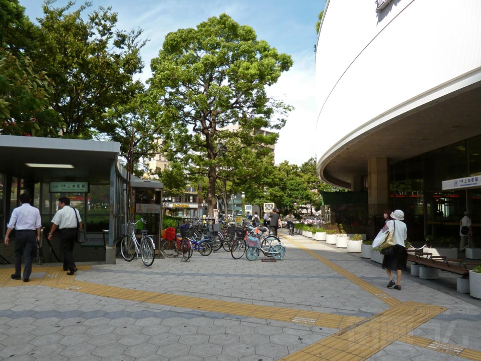 近鉄大阪上本町駅前
