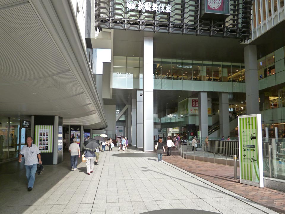 近鉄大阪上本町駅前