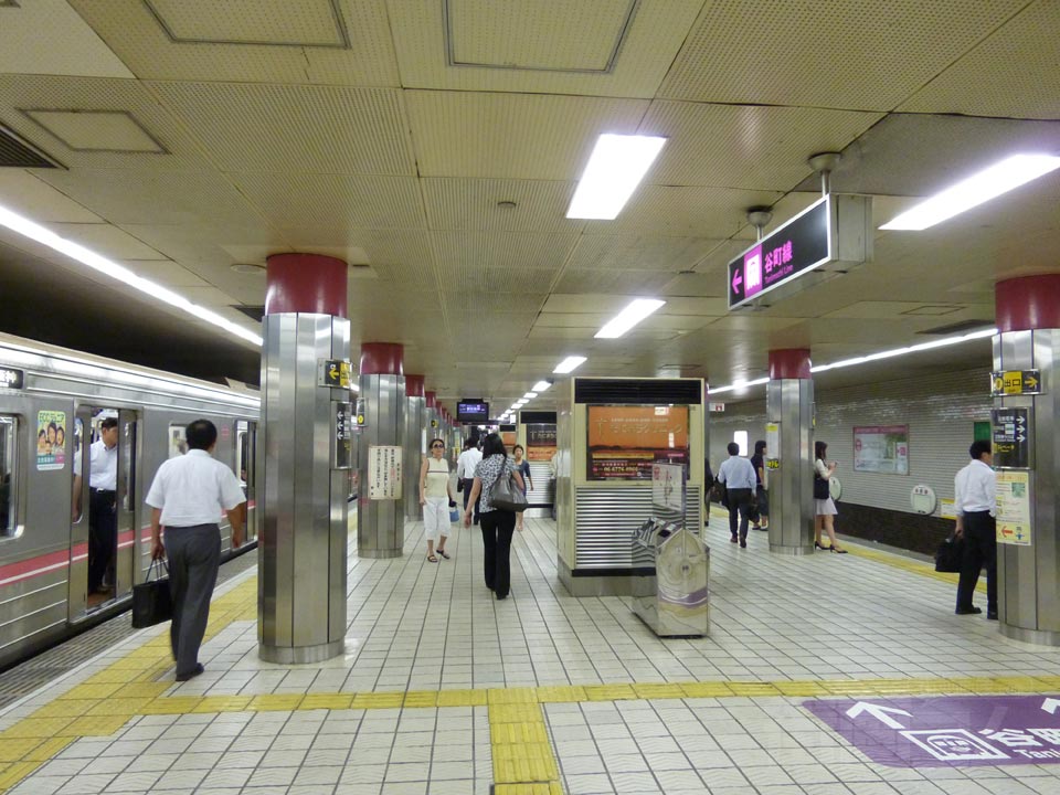 大阪市営地下鉄谷町九丁目駅ホーム(千日前線)