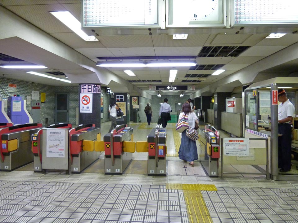 大阪市営地下鉄鶴橋駅改札口(千日前線)写真画像