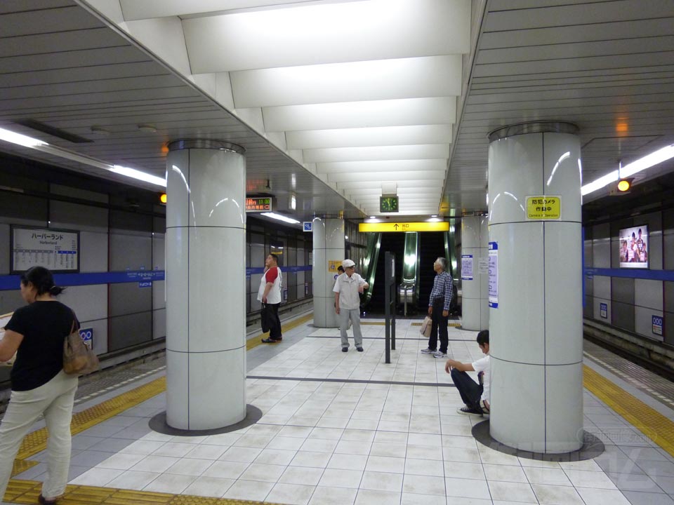 神戸市交通局ハーバーランド駅ホーム