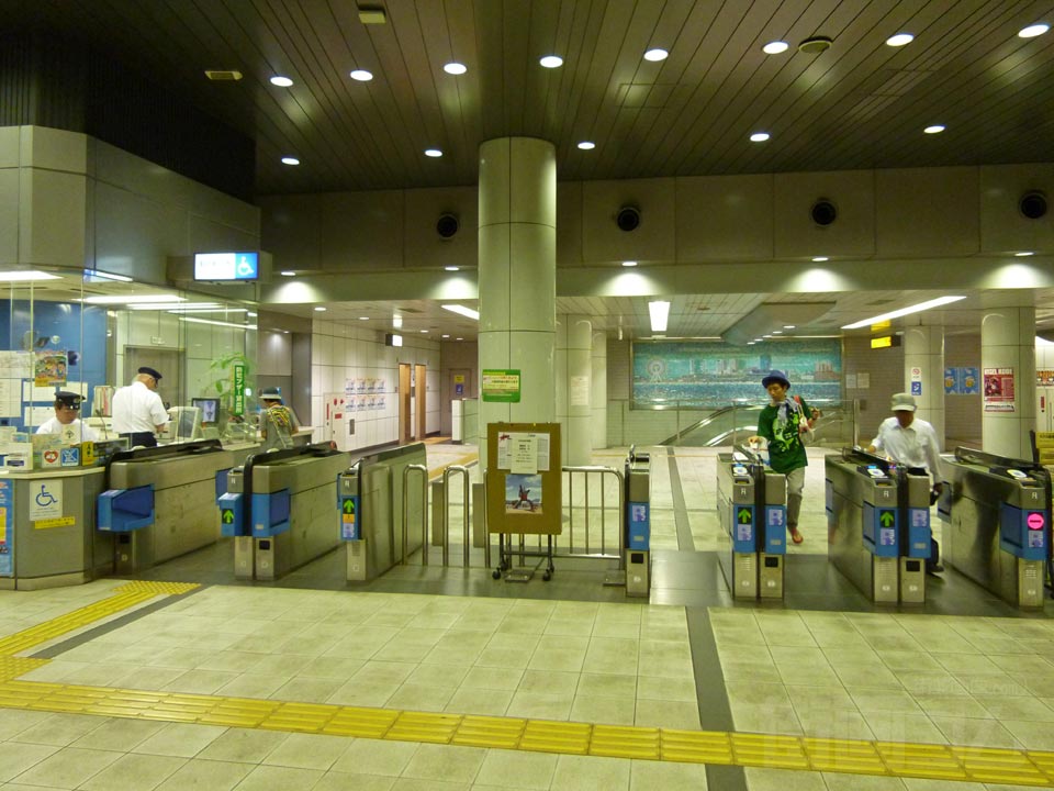 神戸市交通局ハーバーランド駅改札口