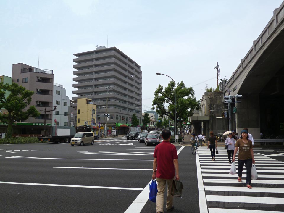 湊川公園西口交差点