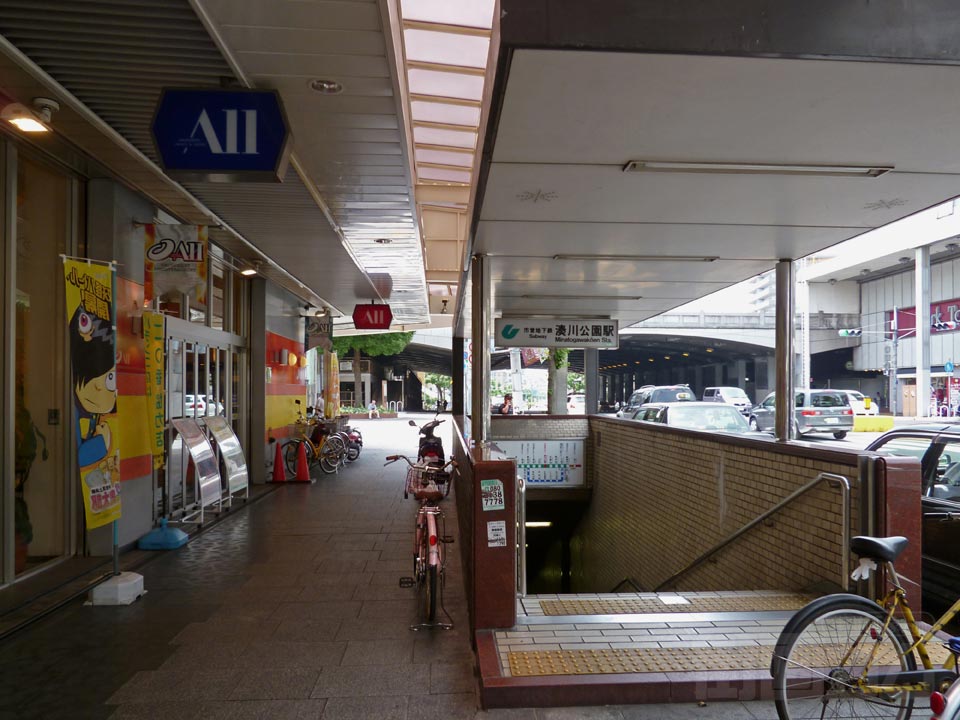 神戸市営地下鉄湊川公園駅前