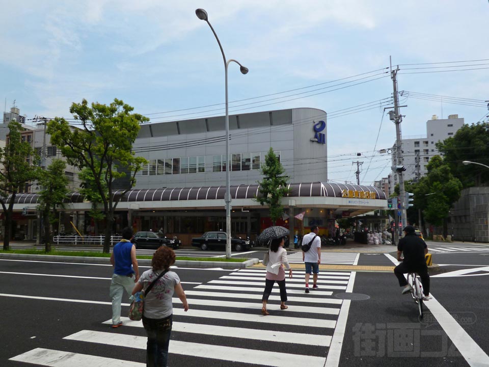 神戸市営地下鉄湊川公園駅前
