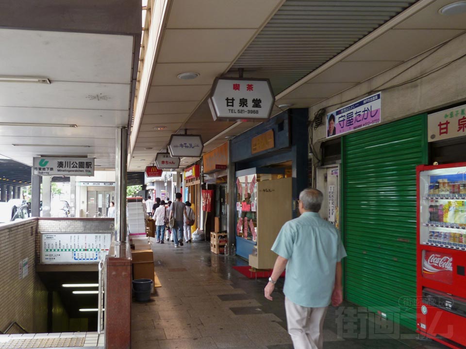 神戸市営地下鉄湊川公園駅前