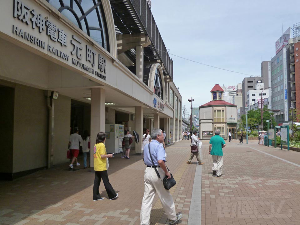 阪神・JR元町駅前