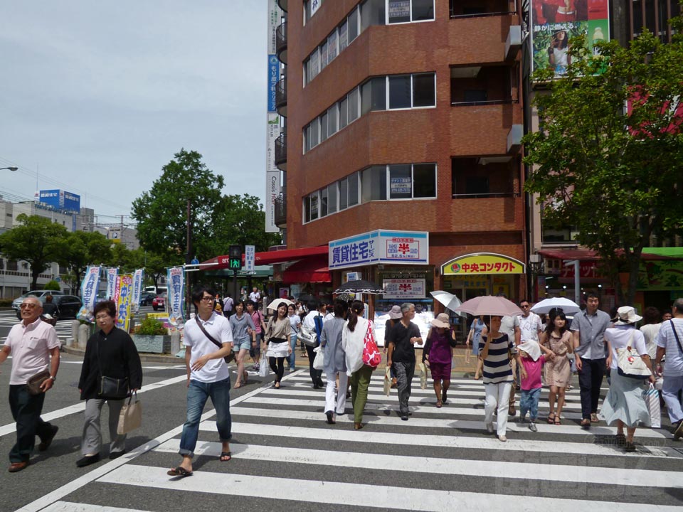 阪神・JR元町駅前