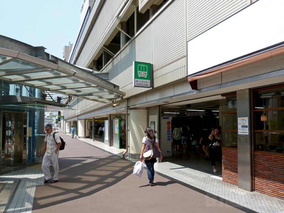 神戸新交通ポートライナー三宮駅前