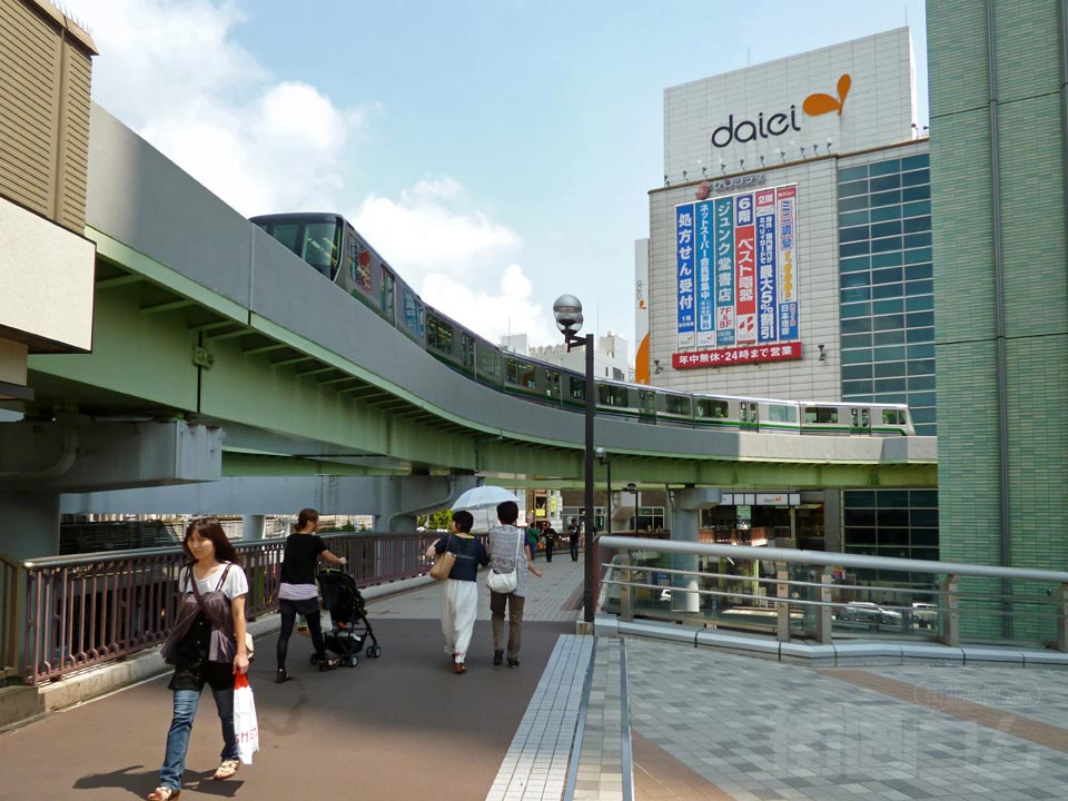 神戸新交通ポートライナー三宮駅前