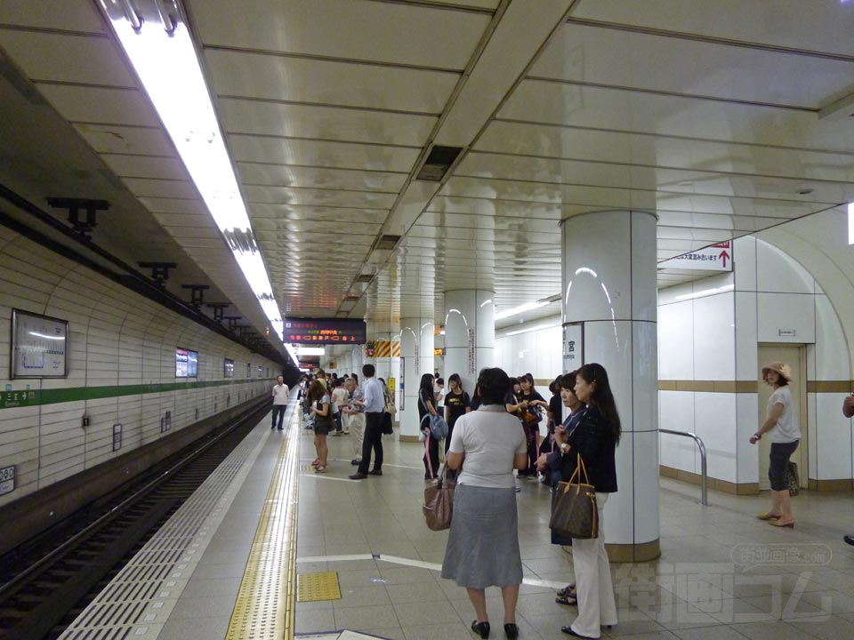 神戸市営地下鉄(西神山手線)三宮駅ホーム
