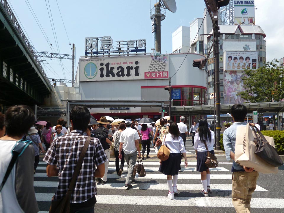 阪急三宮駅東口前