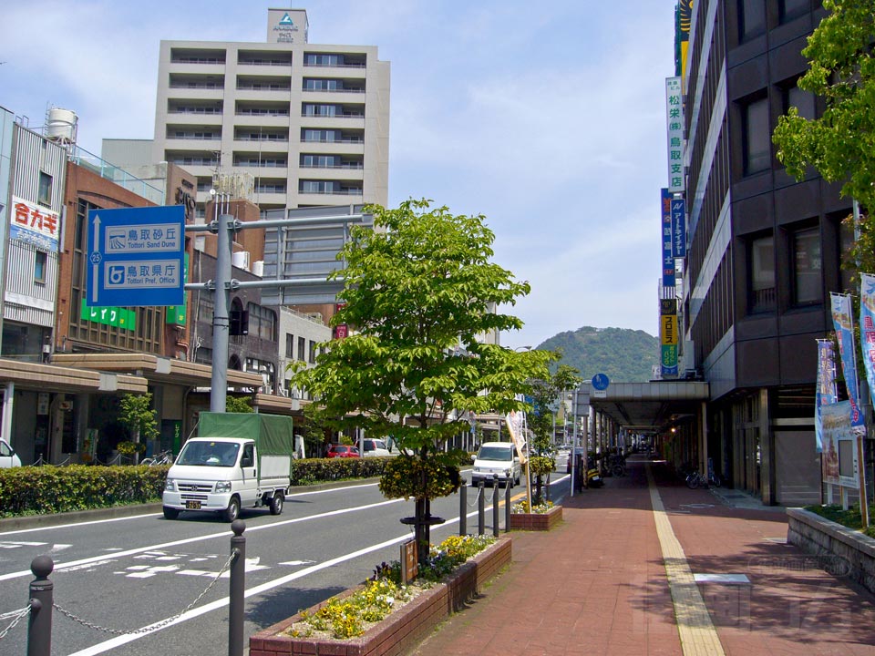 駅前通り(県道25号線)