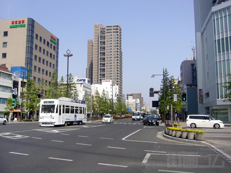 岡電西川緑道公園電停前