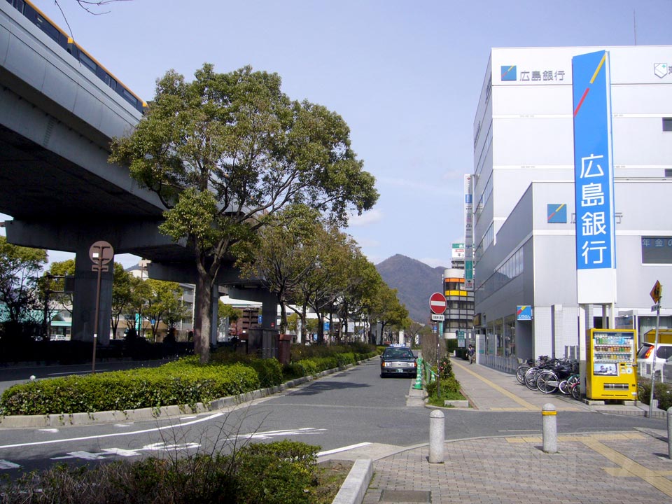 アストラムライン中筋駅前