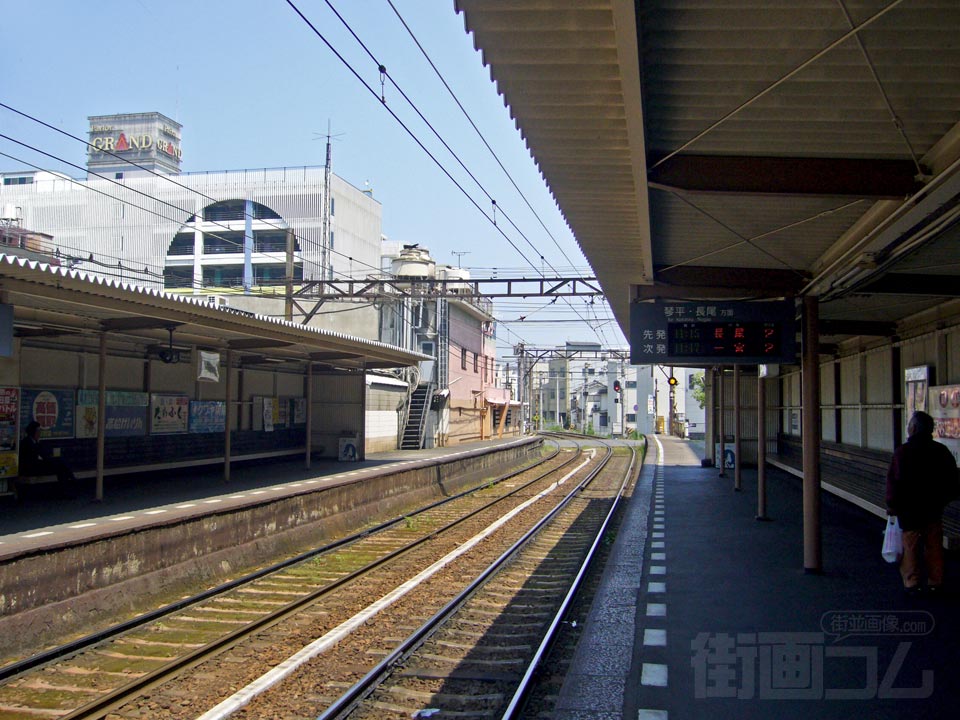 ことでん片原町駅ホーム写真画像