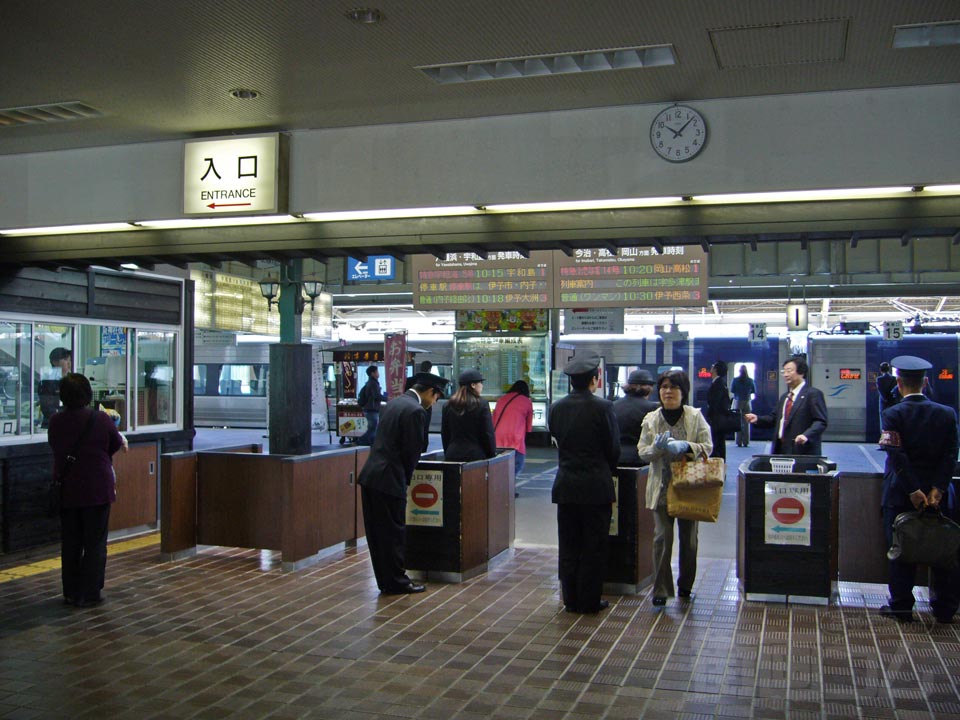 JR松山駅改札口写真画像