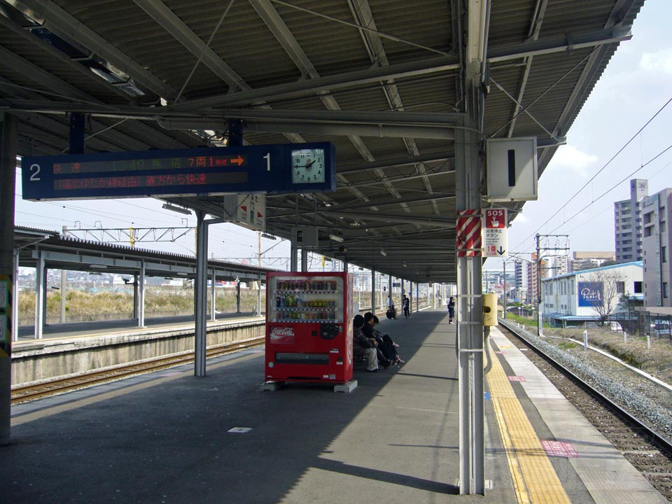JR八幡駅ホーム写真画像