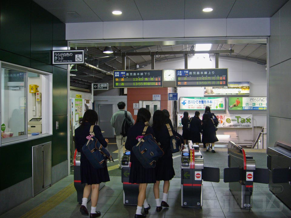 JR八幡駅改札口写真画像