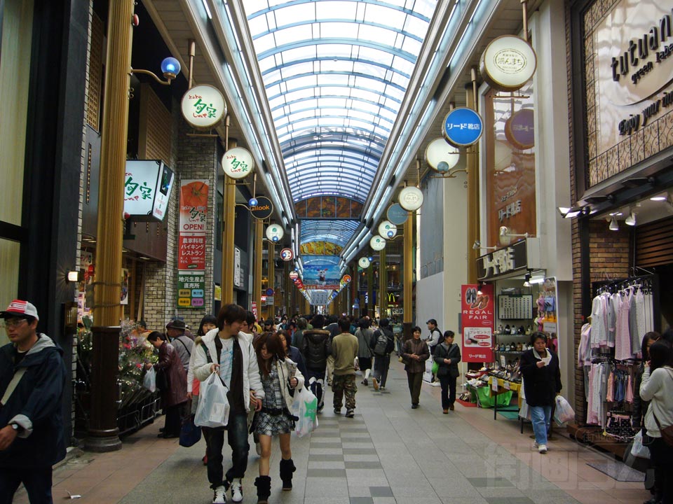 浜の町アーケード街