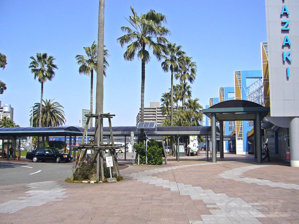 JR宮崎駅西口前