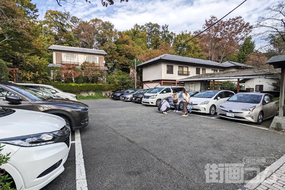 深大寺そば「そば処湧水」の無料駐車場