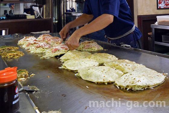 八昌本店のお好み焼き職人