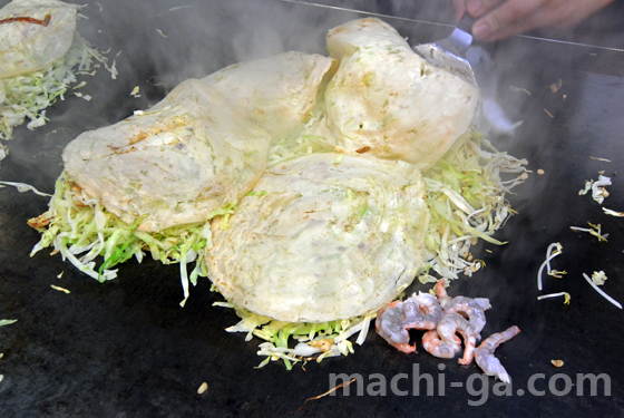 広島お好み焼き「みっちゃん総本店」鉄板