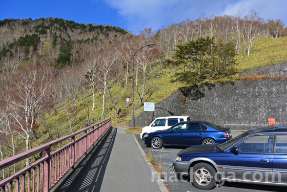 半月山駐車場から登山道入口