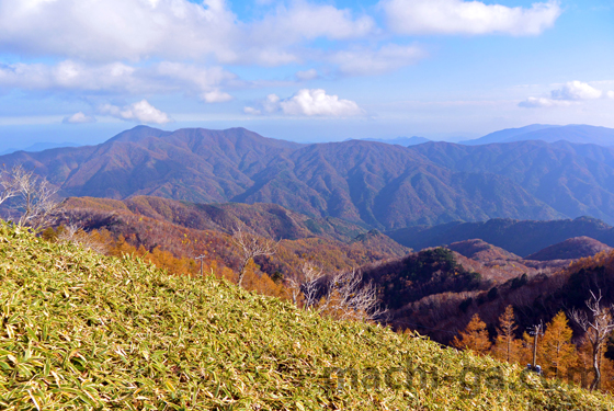 半月山登山道からまわりの山々