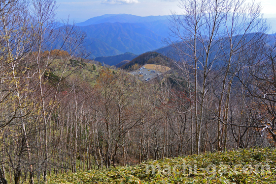 半月山登山道から半月山駐車場遠望