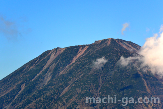 半月山展望台から男体山頂上