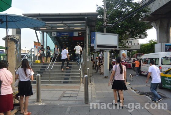 MRTチャトゥチャックパーク駅前