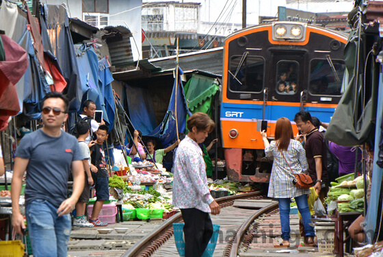 列車がメークロン市場を通るのは１日８回