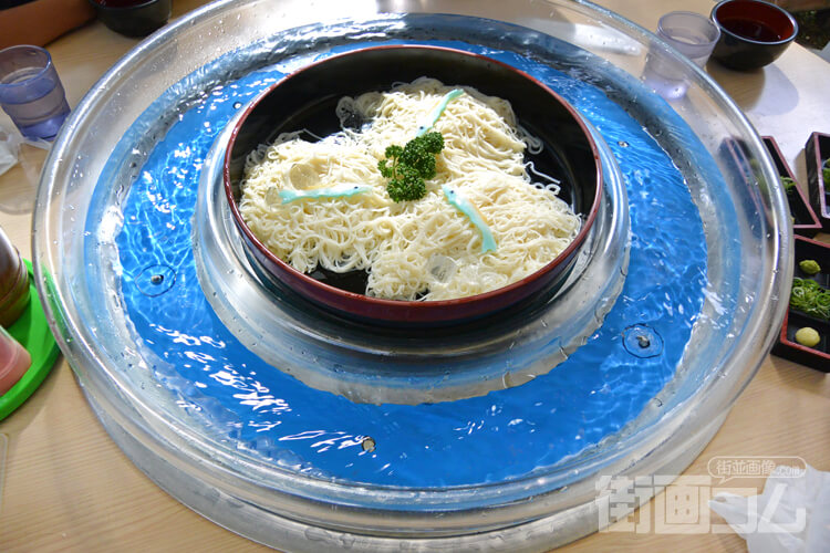 そうめんの里で"そうめん流し"