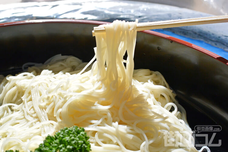 そうめんの里で"そうめん流し"