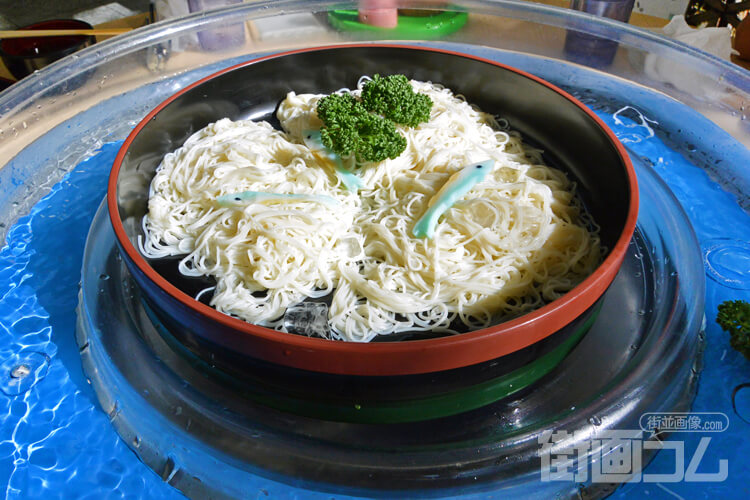そうめんの里で"そうめん流し"