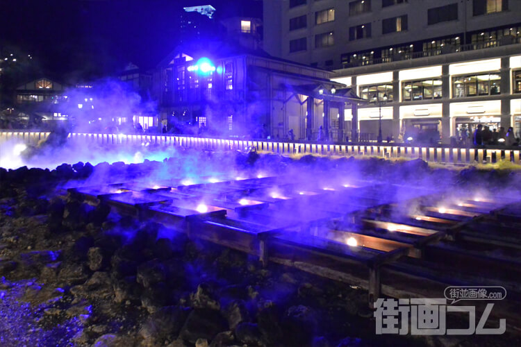 湯けむりに浮かびあがる夜の湯畑