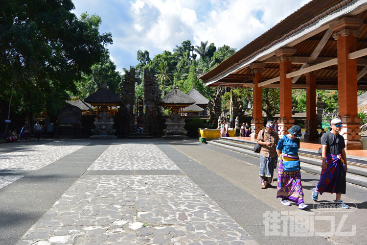 ティルタ・ウンプル寺院内