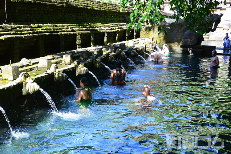 ティルタ・ウンプル寺院 沐浴場