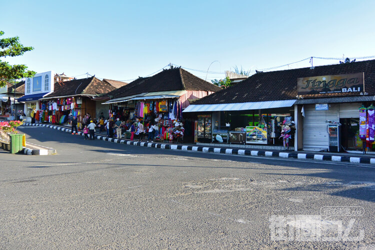 タナロット寺院駐車場お土産屋さん