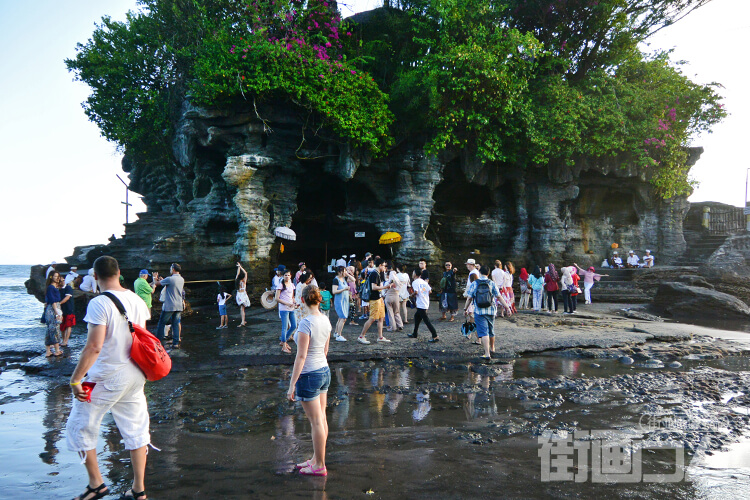 タナロット寺院下の洞窟