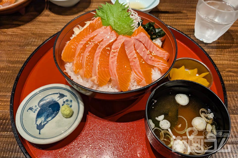 完熟屋本店「甲斐サーモン丼」