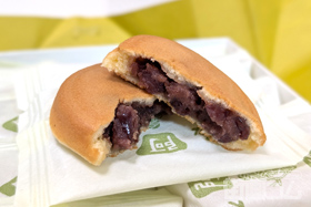 阿闍梨餅はなぜ人気?京都で生八つ橋に次ぐ定番銘菓を開封しながら紹介