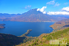 中禅寺湖・男体山を正面に臨む絶景スポット「半月山展望台」